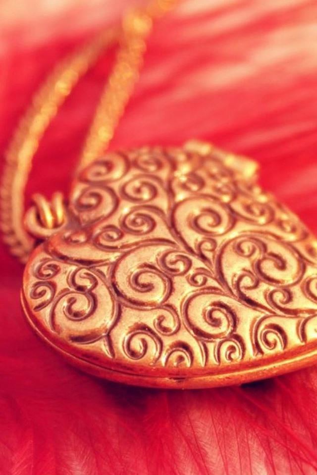 640x960 Pure Love Golden Pendant Red Feather - macro iPhone 4s Wallpaper