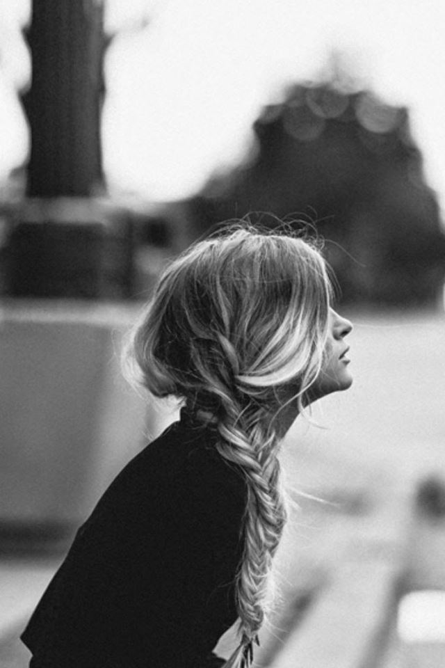 640x960 Lonely Blonde Girl Waiting Sidewalk - flare iPhone 4s Wallpaper