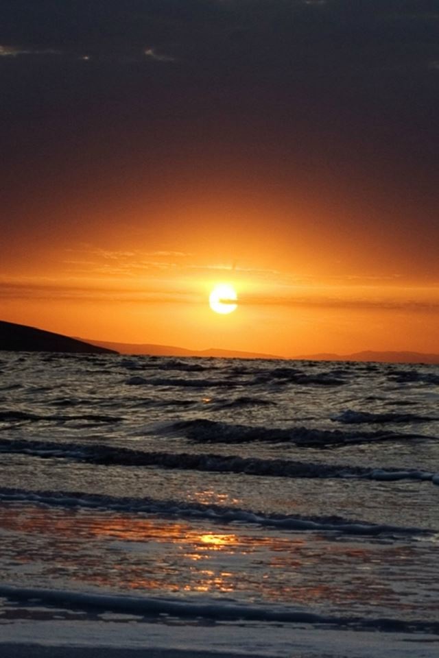 640x960 Sunset Ocean Beach Skyview - black iPhone 4s Wallpaper