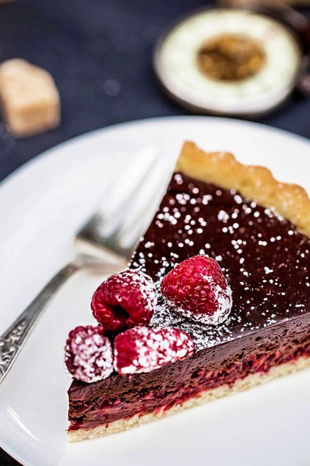 640x960 Chocolate Raspberry Cake Desert - yummy iPhone 4s Wallpaper