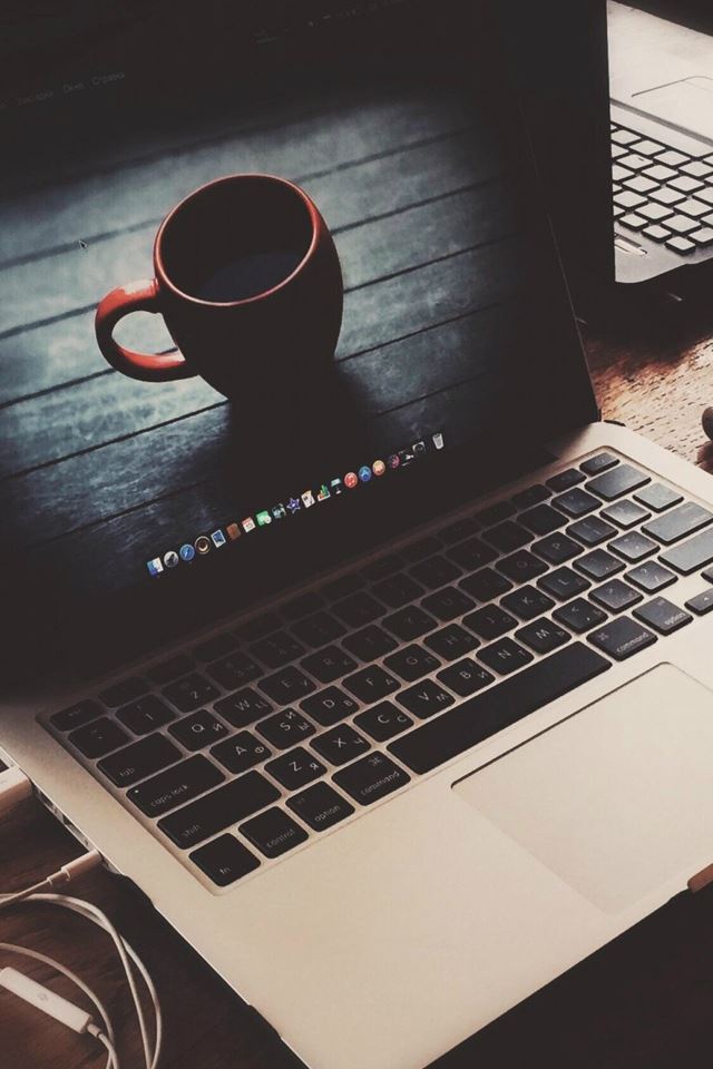 640x960 Macbook Coffee Cup Desk Elegant - computer iPhone 4s Wallpaper