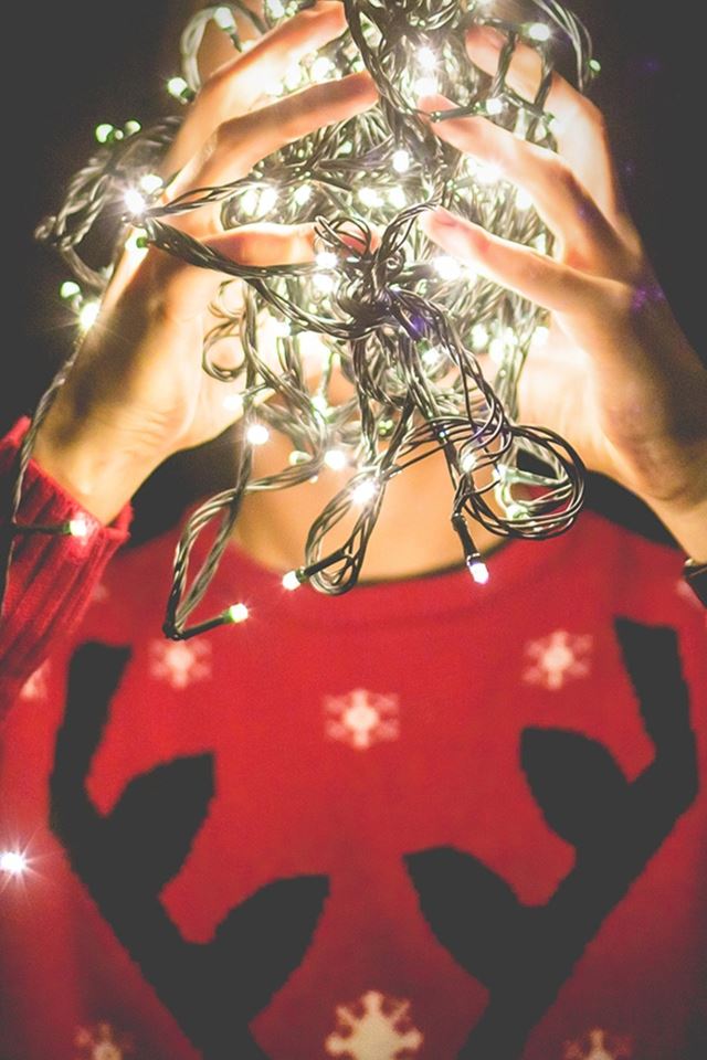 640x960 Christmas Lights Reindeer Sweater -  iPhone 4s Wallpaper