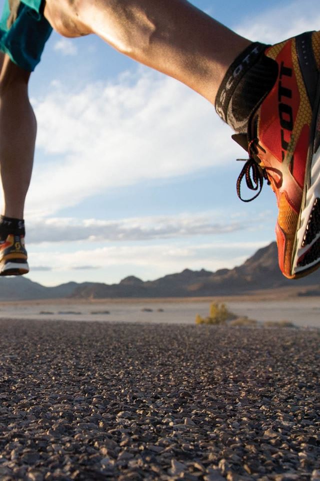 640x960 Running Hard On Road Sport Fashion - running iPhone 4s Wallpaper