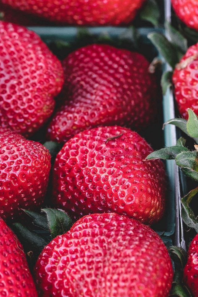 640x960 Strawberry Red Fruit Nature Spring - yummy iPhone 4s Wallpaper