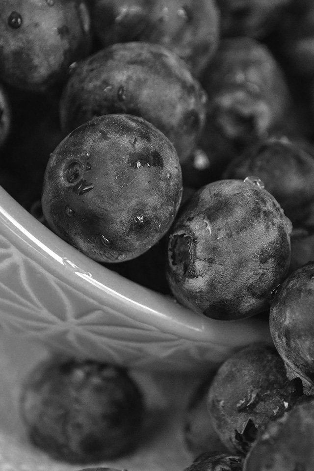 640x960 Summer Berry Grape Food Nature Dark Bw -  iPhone 4s Wallpaper