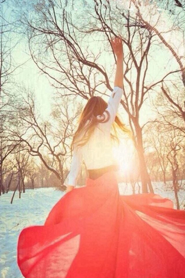640x960 Sunshine Snowy Field Happy Gir Back - back iPhone 4s Wallpaper