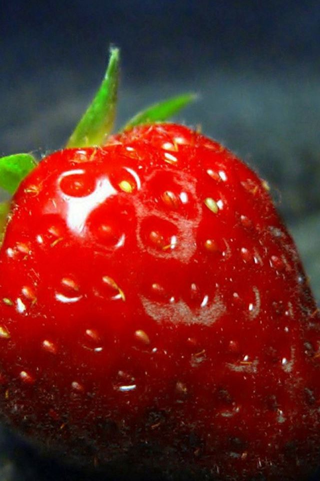 640x960 Fresh Smelly Strawberry Macro - close up iPhone 4s Wallpaper