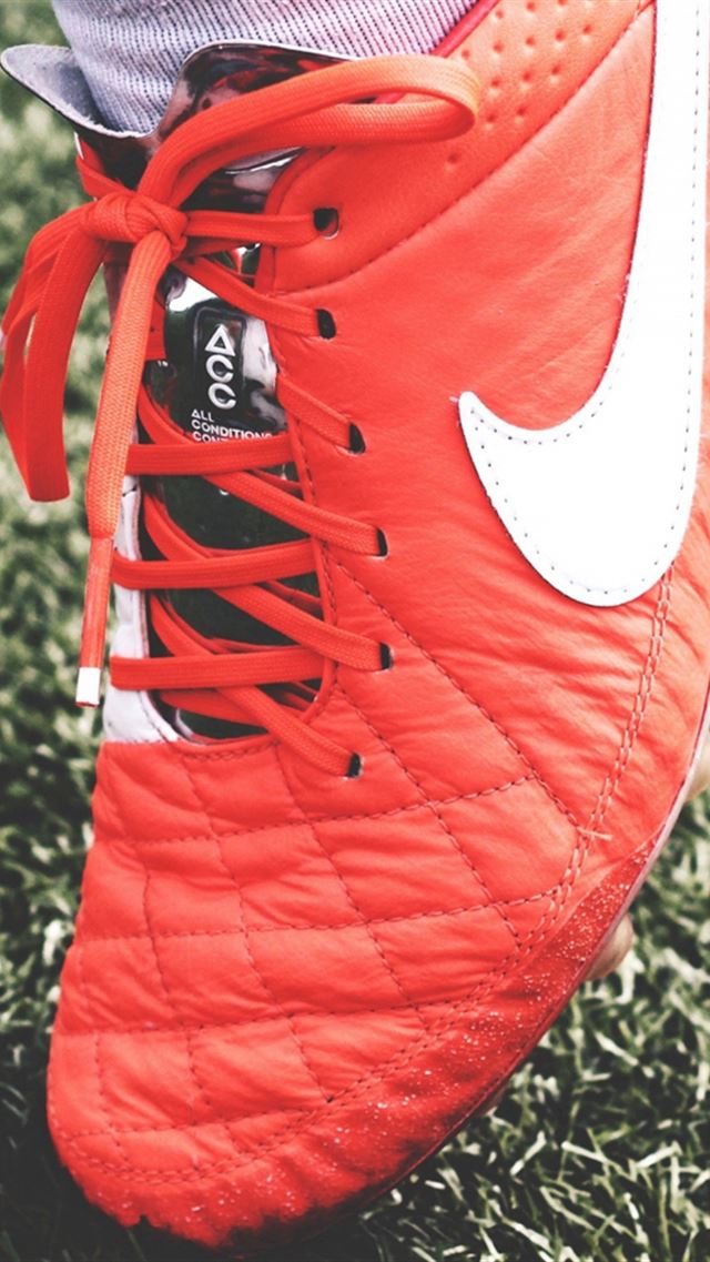 640x960 Nike Football Shoes Lawn -  iPhone 4s Wallpaper