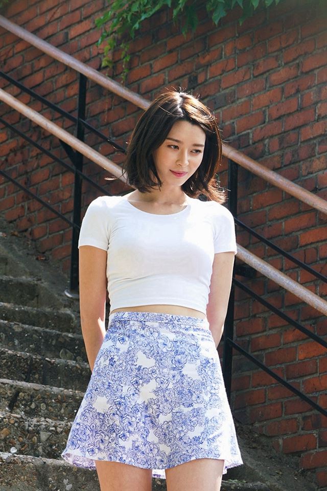 640x960 Kpop Girl Kwon Nara Hellovenus Jean Walking -  iPhone 4s Wallpaper