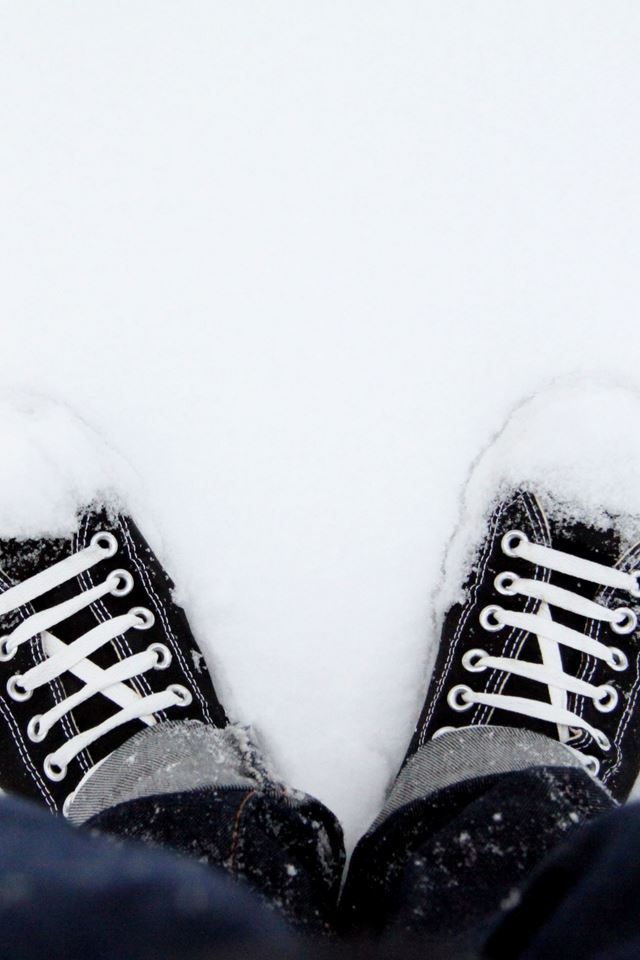 640x960 Snowy Shoes - jeans iPhone 4s Wallpaper