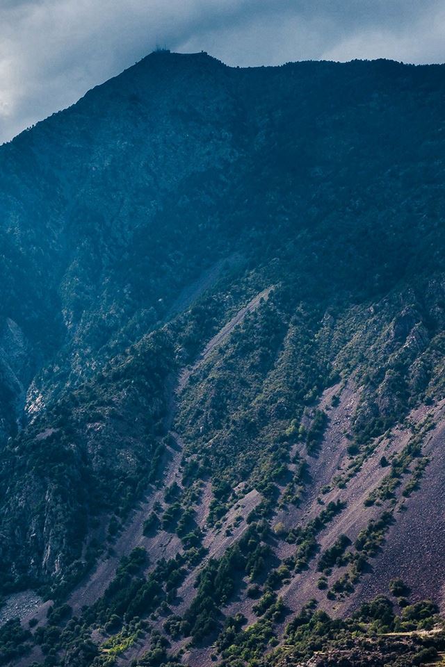 640x960 Mountain Rock Soil City Blue Summer - mountain range iPhone 4s Wallpaper