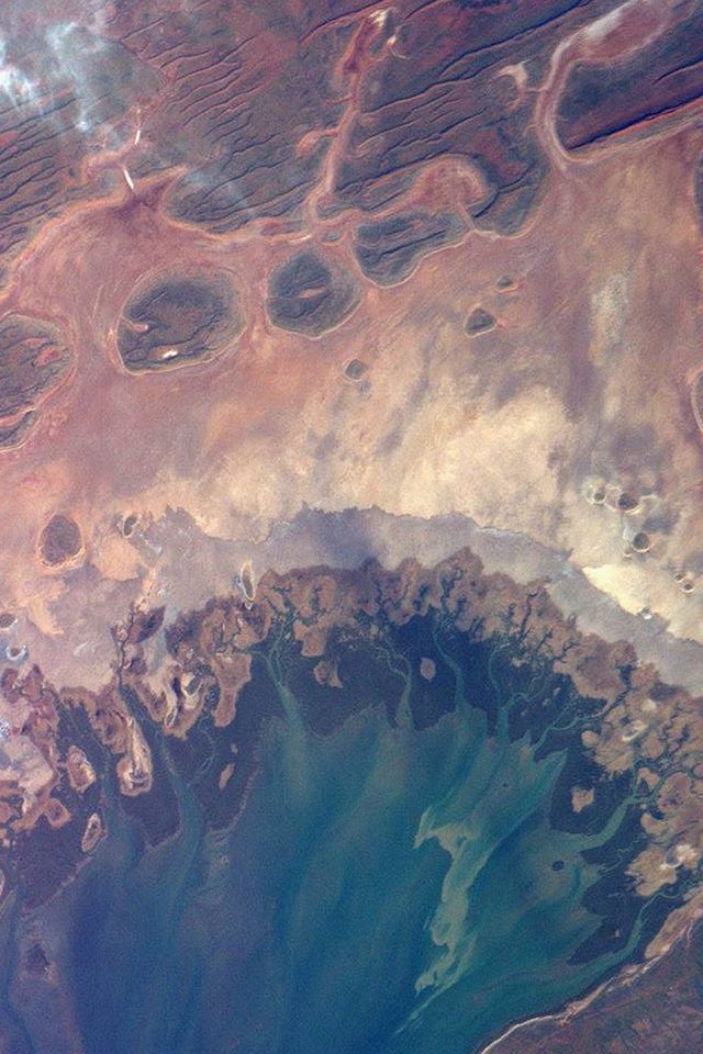 640x960 Earthview Satellite Map Sea Land Art Illustration - map iPhone 4s Wallpaper