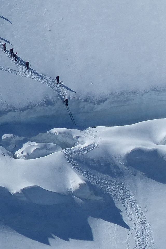 640x960 Snow Mountain Hiking Nature Winter White -  iPhone 4s Wallpaper