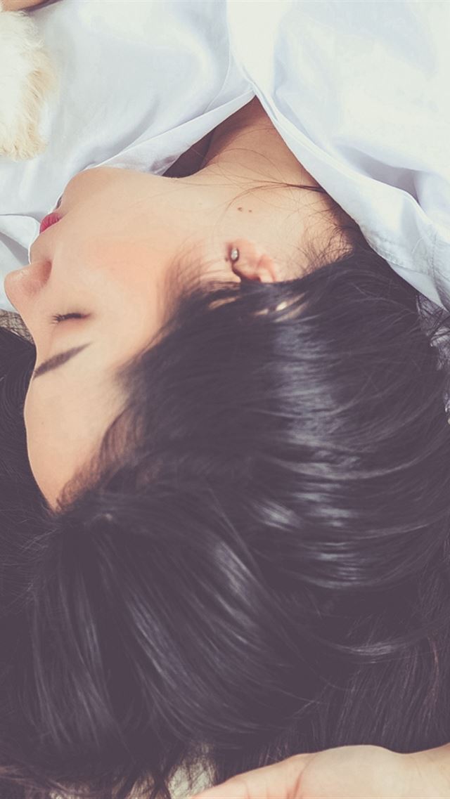 640x960 Girl Lies Shirt Dog Hair - beauty iPhone 4s Wallpaper