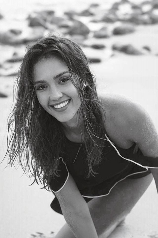 640x960 Jessica Alba Beach Bw Dark Model Celebrity - beauty iPhone 4s Wallpaper