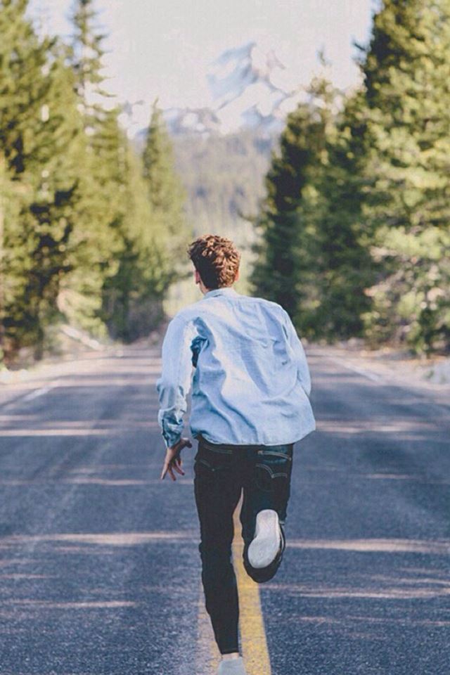 640x960 Handsome Young Man Running Street - running iPhone 4s Wallpaper