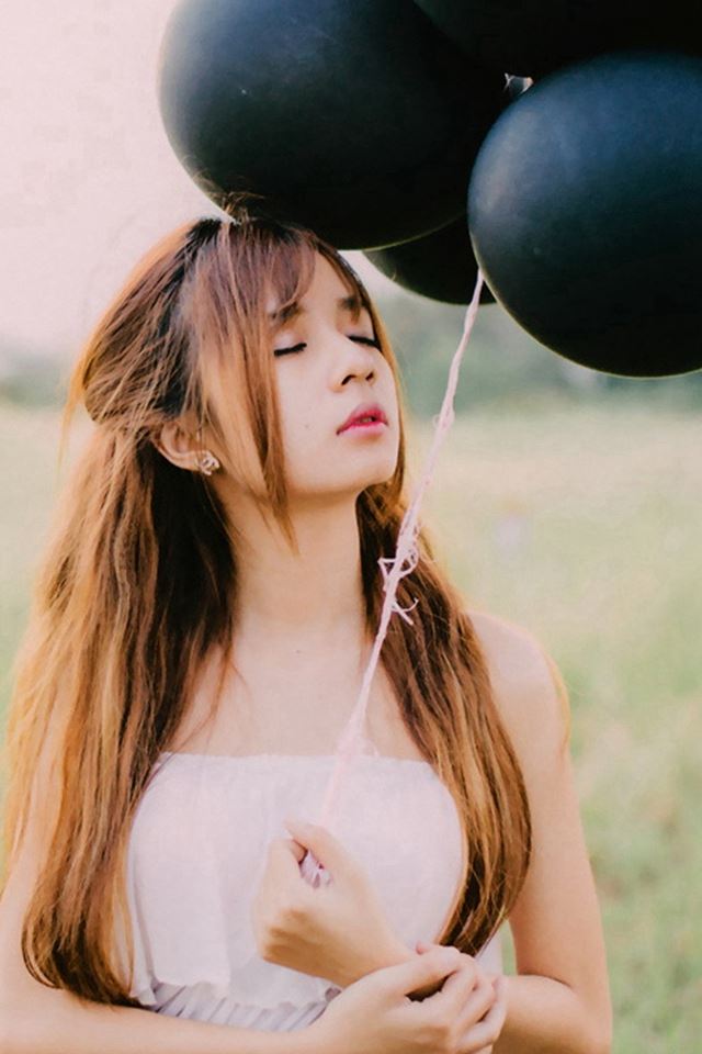 640x960 Black Balloons And Pretty Girls - beauty iPhone 4s Wallpaper