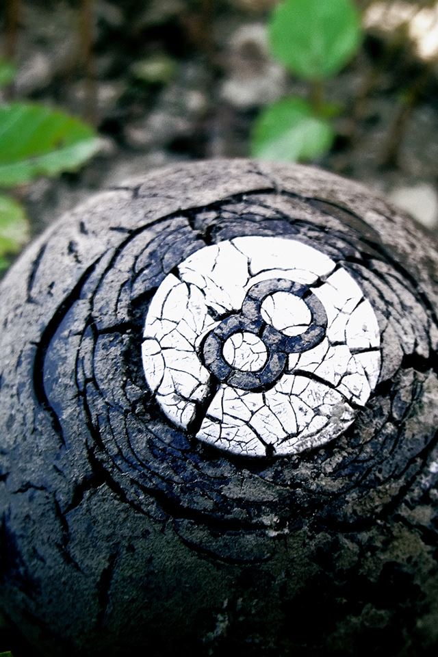 640x960 Eight Ball - outdoors iPhone 4s Wallpaper