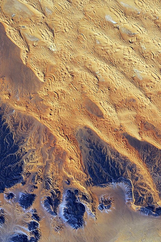 640x960 Sahara Desert Earthview Yellow Blue Pattern Nature -  iPhone 4s Wallpaper