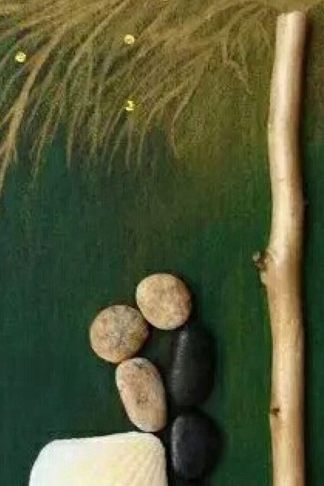 640x960 Pebble Stack Shell Design Kissing Couple Artwork -  iPhone 4s Wallpaper