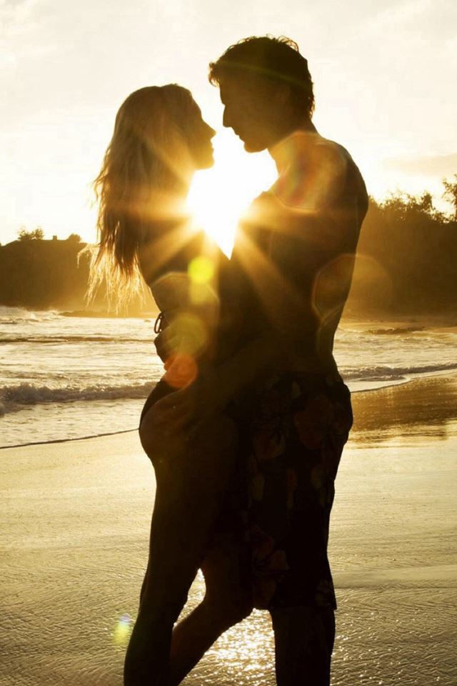 640x960 Seaside Beach Lovers Sunshine Romantic - flare iPhone 4s Wallpaper
