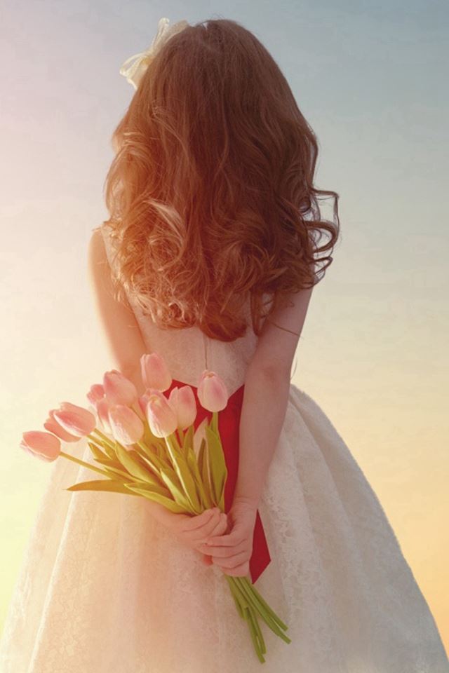 640x960 Romantic Girl Back Handing With Tulips Bouquet - back iPhone 4s Wallpaper