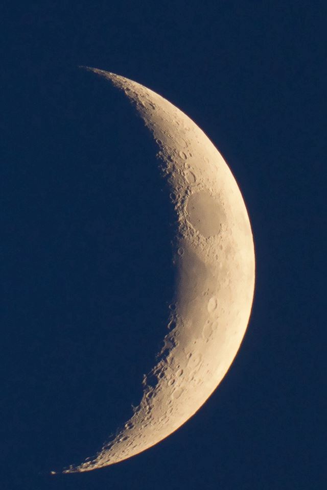 640x960 Simple Crescent Moon Pattern Space View - moon iPhone 4s Wallpaper