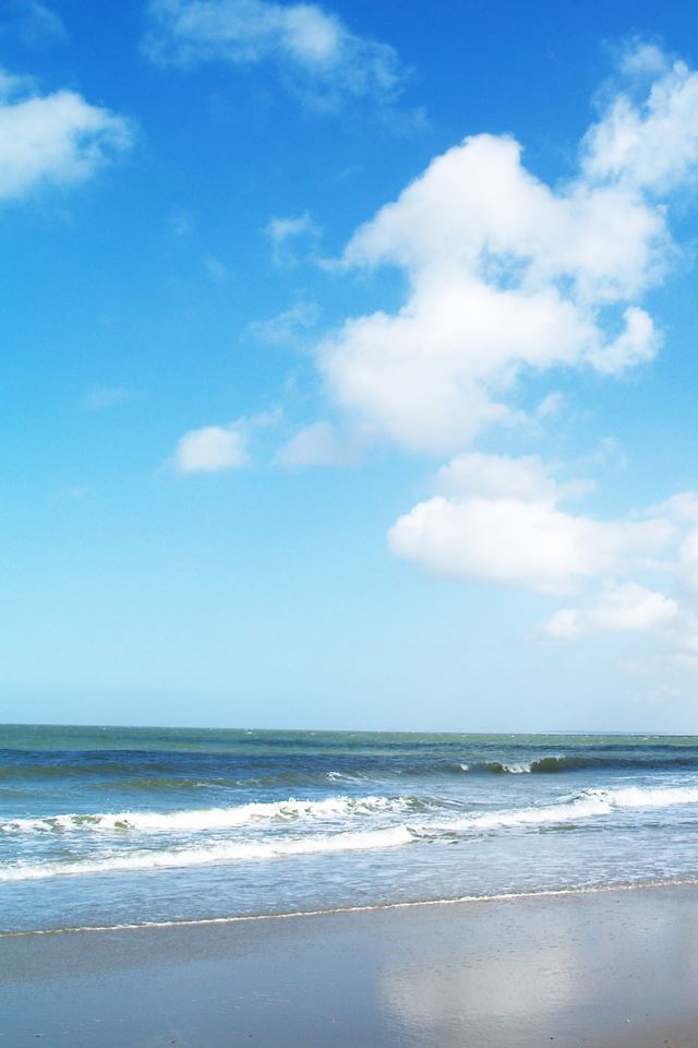Sunny Beach iPhone 4s wallpaper 