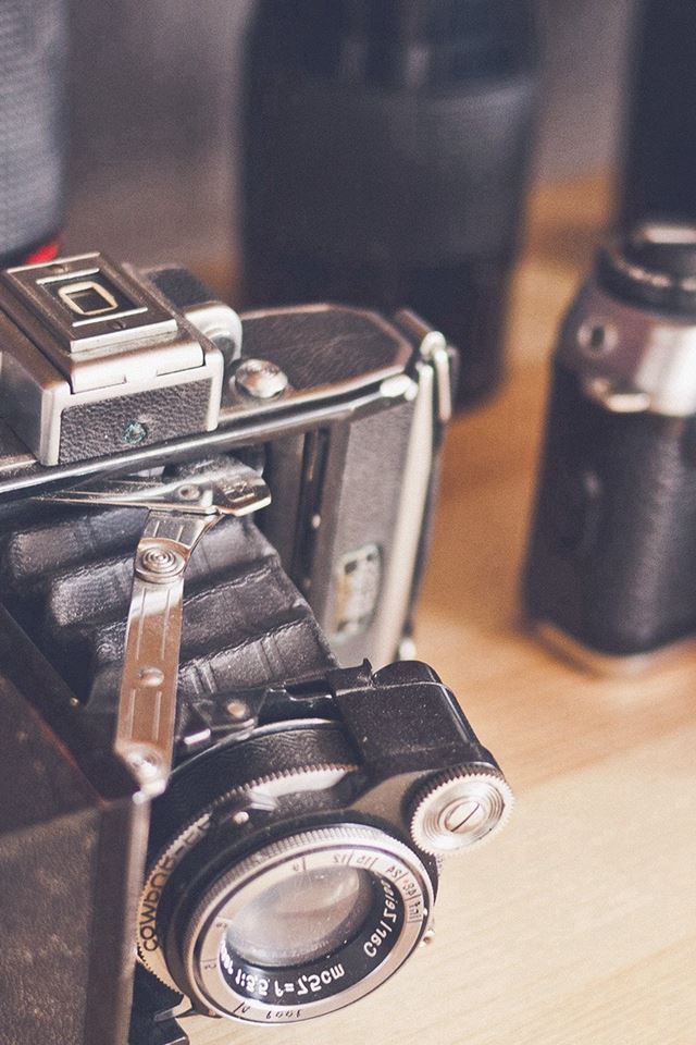 640x960 Old Camera Photo Life White - desk iPhone 4s Wallpaper
