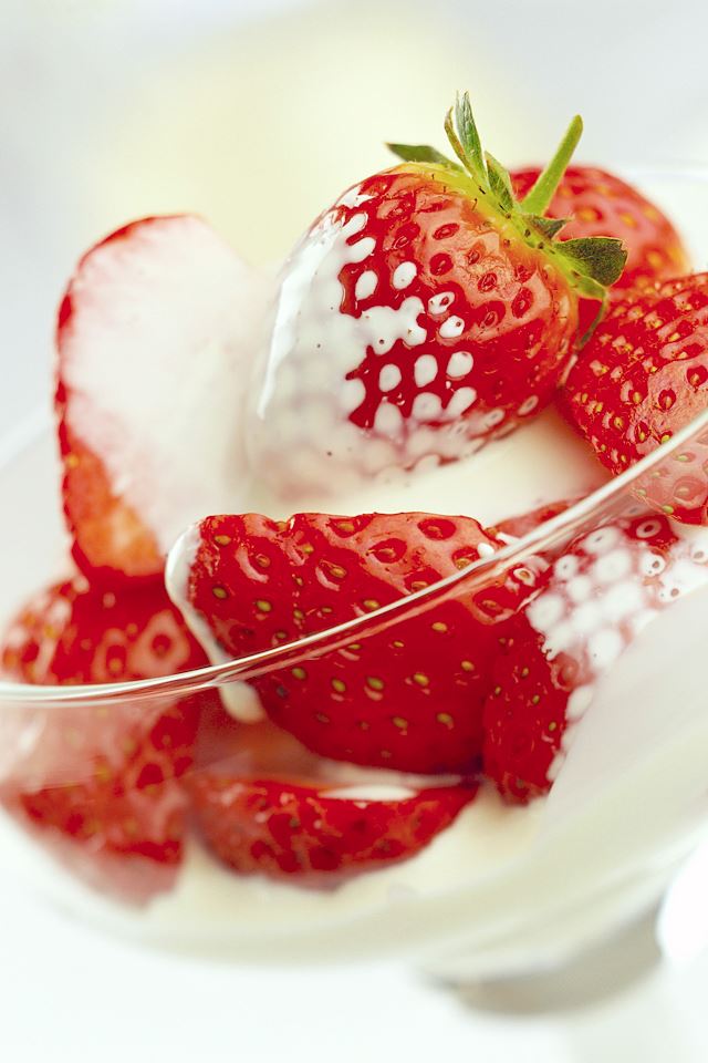640x960 Strawberries and Yogurt -  iPhone 4s Wallpaper