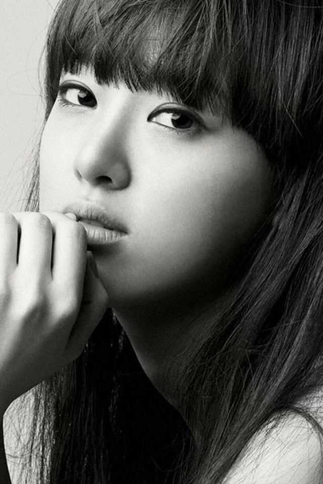 640x960 Cute Young Girl Grayscale Photography - bokeh iPhone 4s Wallpaper