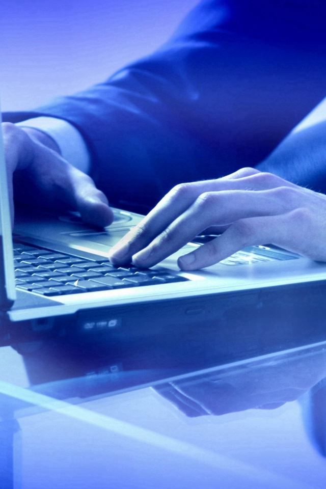 640x960 Businessman Hands Keyboard Laptop - keyboard iPhone 4s Wallpaper