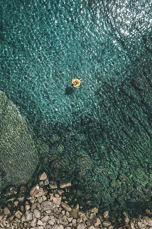640x960 Crystal Lake Water Rock River Bank Landscape -  iPhone 4s Wallpaper