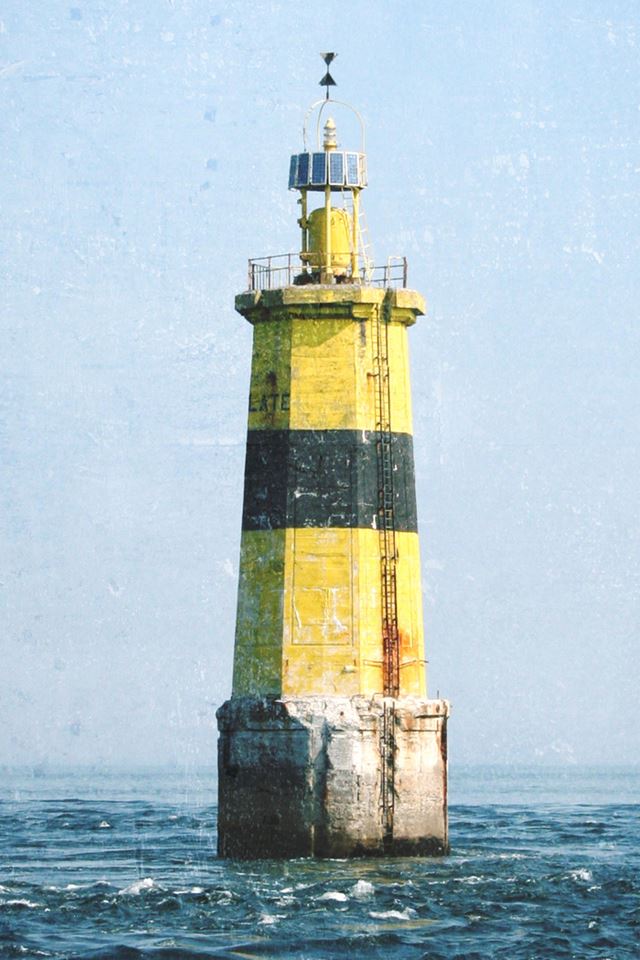 640x960 Yellow Light House - spectacular iPhone 4s Wallpaper