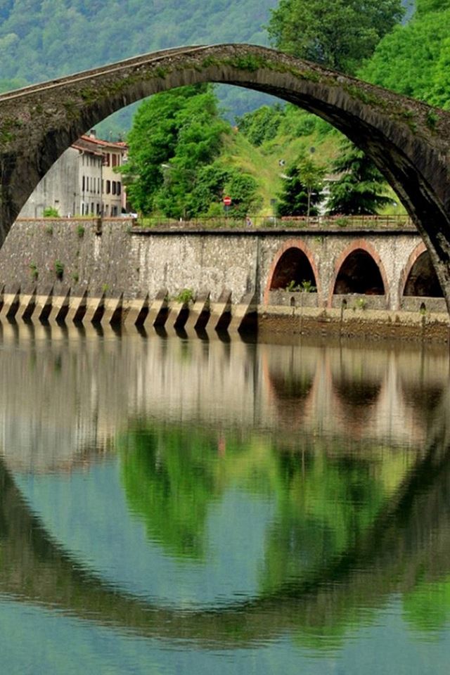 640x960 Italy  Arch Bridge - trees iPhone 4s Wallpaper