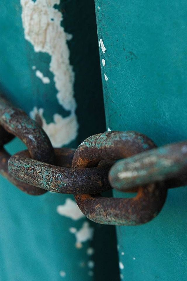 640x960 Rusty Chains - closeups iPhone 4s Wallpaper