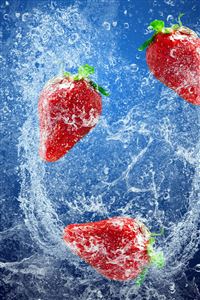 Strawberries In Water wallpaper