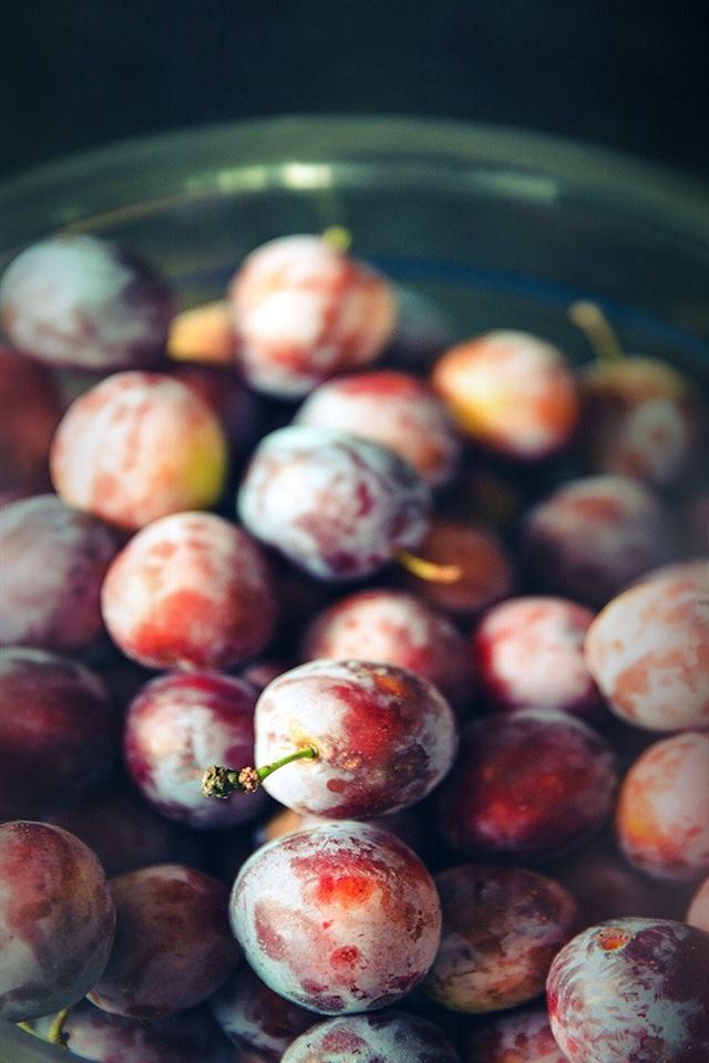 640x960 Berry grape food -  iPhone 4s Wallpaper