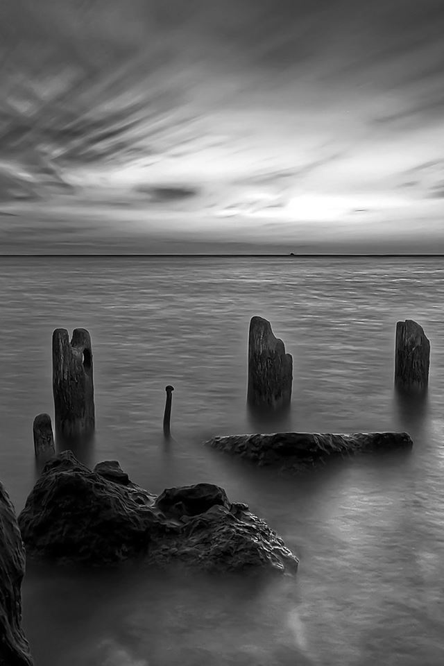 640x960 Dark sea - white iPhone 4s Wallpaper