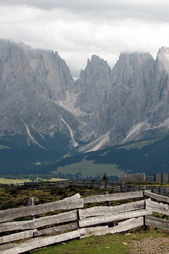 640x960 Spectacular Mountains - fence iPhone 4s Wallpaper