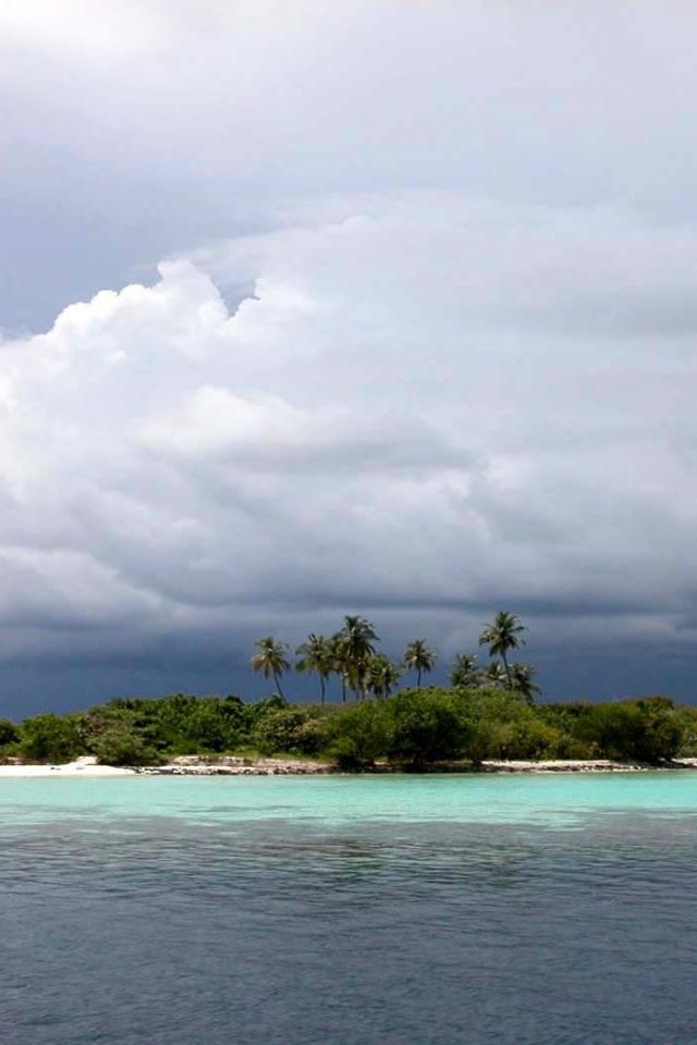 640x960 Ambara island - dark (black) iPhone 4s Wallpaper