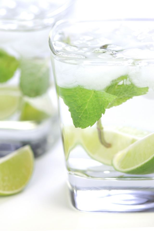 640x960 Drinks and leaves -  iPhone 4s Wallpaper