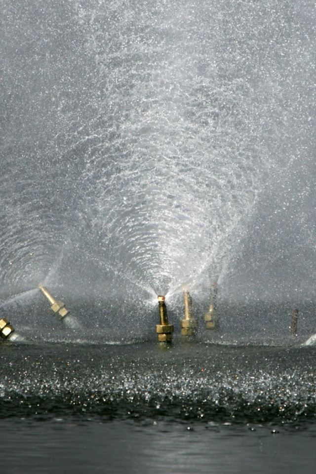 640x960 Water sprinklers -  iPhone 4s Wallpaper