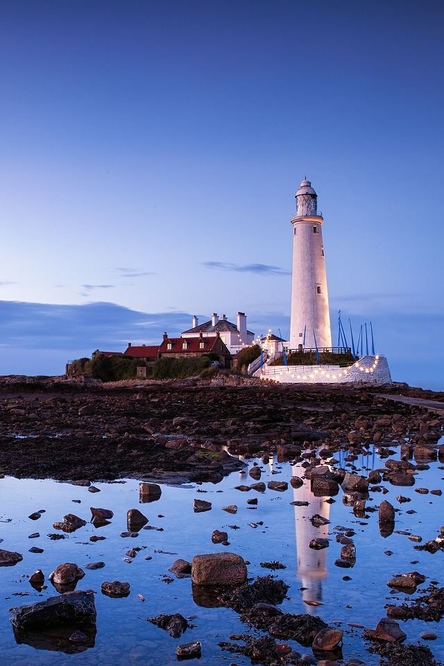 640x960 Saint Marys Lighthouse Whitley - black iPhone 4s Wallpaper