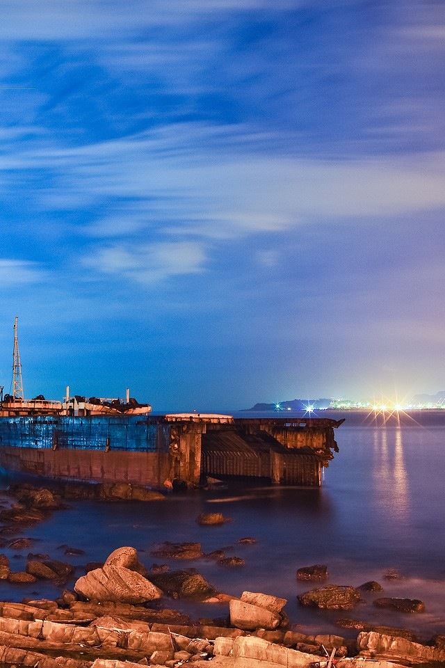 640x960 A Wrecked Boat in the Ocean - brown iPhone 4s Wallpaper