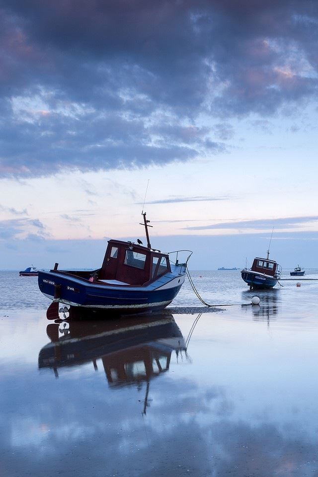 640x960 Essex Uk - boat iPhone 4s Wallpaper