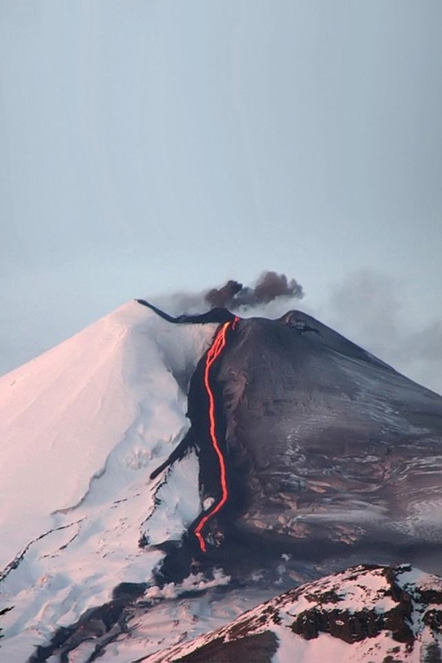 640x960 Volcano - white iPhone 4s Wallpaper