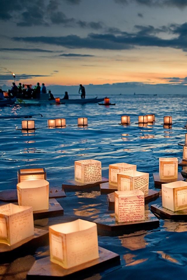 640x960 Floating Lanterns - sea iPhone 4s Wallpaper