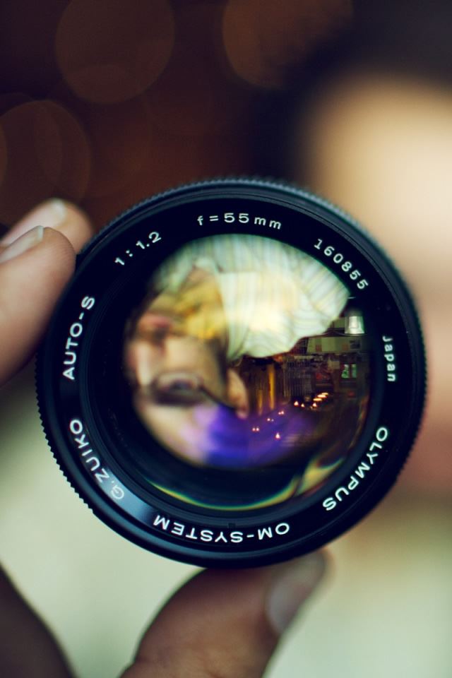 640x960 Magnifier Lens - hand iPhone 4s Wallpaper