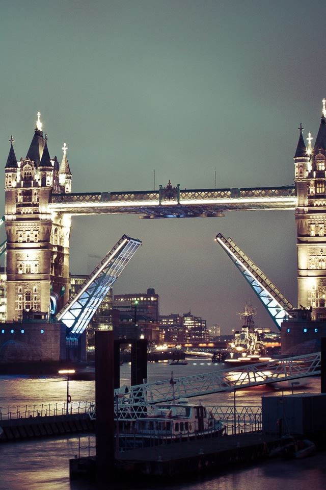 640x960 Tower Bridge Of London - ship iPhone 4s Wallpaper